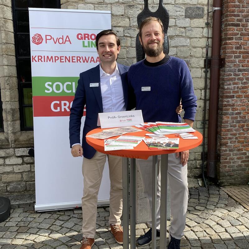 Lijsttrekker Sandro Kovacic en nummer 2 Bart van Ree achter een tafel